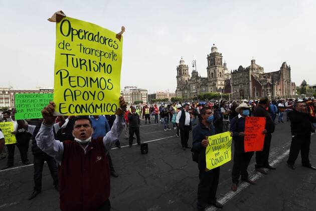 Construction and tourist transport workers ask the government of the President Andres Manuel Lopez Obrador for help, outside the National Palace in Mexico City, Mexico, 17 April 2020. Transportation and construction workers ask the government for help in Mexico City !ACHTUNG: NUR REDAKTIONELLE NUTZUNG!  Copyright: xJosexMendezx MEX9867 20200417-637227456643561077