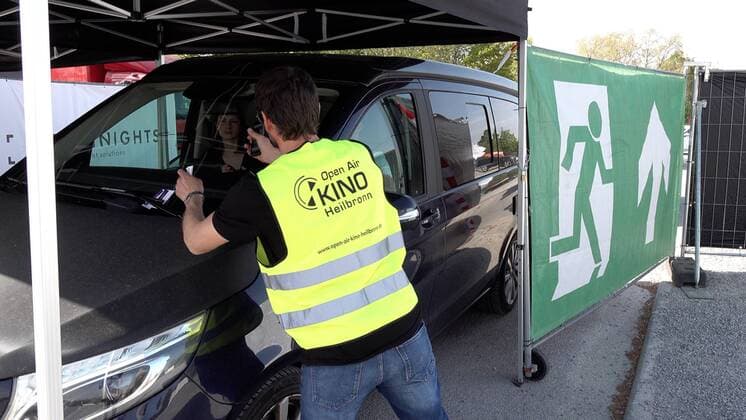 CORONA: Großveranstaltung geht nicht...? Autokino auf der Theresienwiese (Festplatz) in Heilbronn geht mit Hygieneregeln - 1. Autokino auf Festplatz durch Minister Strobel mit eröffnet Das 1. Autokino auf einem Festplatz wurde innerhalb kürzester Zeit in Heilbronn auf dem Festplatz (Therersienwiese) eröffnet. Innenminister Thomas Strobel dessen Heimatstadt Heilbronn ist, eröffnet zusammen mit dem Oberbürgermeister Harry Merkel das 1. Heilbronner Autokino. Da die Theresienwiese (Festplatz) in Heilbronn nun für längere Zeit für Großveranstaltungen gesperrt ist, hat man nun die Möglichkeit ein Autokino anzubieten, ganz unter der Einhaltung der Corona Verhaltens- und Abstandsregeln. Innerhalb einer Woche hat der Veranstalter zusammen mit der Stadt und mit Unterstützung des Innenministers was eine UKW Frequenz für Radio angeht, dieses Autokino Copyright: 7aktuell.dex xAlexanderxHald