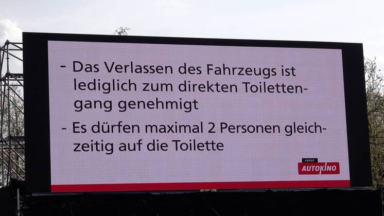 CORONA: Großveranstaltung geht nicht...? Autokino auf der Theresienwiese (Festplatz) in Heilbronn geht mit Hygieneregeln - 1. Autokino auf Festplatz durch Minister Strobel mit eröffnet Das 1. Autokino auf einem Festplatz wurde innerhalb kürzester Zeit in Heilbronn auf dem Festplatz (Therersienwiese) eröffnet. Innenminister Thomas Strobel dessen Heimatstadt Heilbronn ist, eröffnet zusammen mit dem Oberbürgermeister Harry Merkel das 1. Heilbronner Autokino. Da die Theresienwiese (Festplatz) in Heilbronn nun für längere Zeit für Großveranstaltungen gesperrt ist, hat man nun die Möglichkeit ein Autokino anzubieten, ganz unter der Einhaltung der Corona Verhaltens- und Abstandsregeln. Innerhalb einer Woche hat der Veranstalter zusammen mit der Stadt und mit Unterstützung des Innenministers was eine UKW Frequenz für Radio angeht, dieses Autokino Copyright: 7aktuell.dex xAlexanderxHald