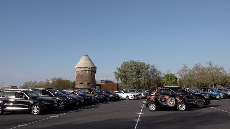 CORONA: Großveranstaltung geht nicht...? Autokino auf der Theresienwiese (Festplatz) in Heilbronn geht mit Hygieneregeln - 1. Autokino auf Festplatz durch Minister Strobel mit eröffnet Das 1. Autokino auf einem Festplatz wurde innerhalb kürzester Zeit in Heilbronn auf dem Festplatz (Therersienwiese) eröffnet. Innenminister Thomas Strobel dessen Heimatstadt Heilbronn ist, eröffnet zusammen mit dem Oberbürgermeister Harry Merkel das 1. Heilbronner Autokino. Da die Theresienwiese (Festplatz) in Heilbronn nun für längere Zeit für Großveranstaltungen gesperrt ist, hat man nun die Möglichkeit ein Autokino anzubieten, ganz unter der Einhaltung der Corona Verhaltens- und Abstandsregeln. Innerhalb einer Woche hat der Veranstalter zusammen mit der Stadt und mit Unterstützung des Innenministers was eine UKW Frequenz für Radio angeht, dieses Autokino Copyright: 7aktuell.dex xAlexanderxHald