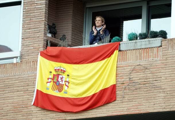Infanta Elena on balcony applauding the toilets in Madrid 17 April, 2020 homage toilets balconies Cordon Press