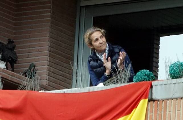 Infanta Elena on balcony applauding the toilets in Madrid 17 April, 2020 homage toilets balconies Cordon Press