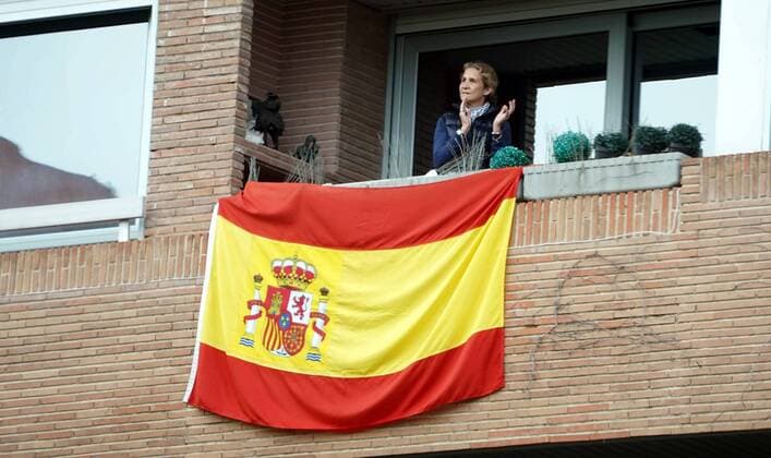Infanta Elena on balcony applauding the toilets in Madrid 17 April, 2020 homage toilets balconies Cordon Press