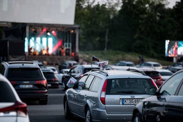 Brings drive-in cinema Cologne Porz 17 04 04 2020 Party in the car The fans sing, dance and sway on their seats Brings give the first concert during the Corona crisis at the drive-in cinema Cologne Porz Cologne Drive-in cinema Porz NRW Germany Copyright: xBEAUTIFULxSPORTS Wunderlx