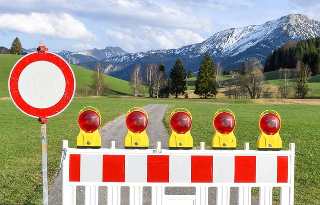 GER, Coronavirus, Closed border crossing point Unterjoch between Germany and Austria 17 04 2020, border to Austria, Unterjoch Bad Hindelang , GER, Coronavirus, Closed border crossing point Unterjoch between Germany and Austria, since 20 03 2020 the border crossing at the national border to Austria is o nph00200