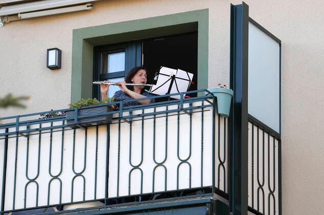 Every evening Maria Petrowa flute, choir singer at the opera Halle and Ulrich Duelli guitar, physiotherapist, give a 15 minute concert on their balconies in a house at the Landrain for the house inhabitants and neighbours and especially for the senior citizens living there who are in self quarantine during the corona crisis Halle Saale , 17 04 2020 Foto:xR.xStoffelsx xFuturexImage