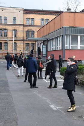 In Diesterwegstraße, the Vivantes Hospital has set up a Corona counselling centre But most citizens are only advised instead of testing For this, the citizens stand in line for more than three hours at times, and that among other things in a large room where the waiting people sit much too close