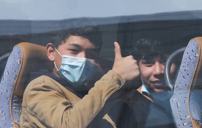 Bilder des Jahres 2020, News 04 April News Themen der Woche KW16 News Bilder des Tages Hannover, 18.04.2020, Die ersten Flüchtlingskinder aus Griechenland sind gelandet, um 10.45 Uhr auf der Nord-Süd-Landebahn am Flughafen Hannover in Langenhagen . An Bord 47 unbegleitete minderjährige Flüchtlinge, darunter nur vier Mädchen. Sie kommen aus den Lagern der Inseln Samos, Chios und Lesbos und werden zunächst für eine 14-tägige Quarantäne im Landkreis Osnabrück untergebracht. , *** Hanover, 18 04 2020, The first refugee children from Greece have landed at 10 45 a.m. on the north-south runway at Hanover Airport in Langenhagen. On board 47 unaccompanied minor refugees, among them only four girls They come from the camps on the islands of Samos, Chios and Lesbos and are initially accommodated for a 14-day quarantine in the district of Osnabrück,