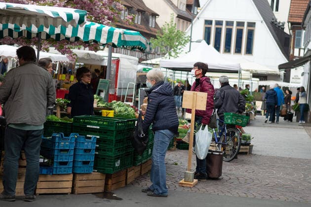 Maskenpflicht in Baden-Württemberg: Kirchheim Teck führt nach Sulz am Neckar als zweite Stadt in eine Maskenpflicht ein - Was halten die Bürger davon? Die Stadt Kirchheim Teck im Kreis Esslingen führt nach Sulz am Neckar (Landkreis Rottweil) als zweite Stadt in Baden-Württemberg eine Maskenpflicht ein. Der Kreis Esslingen ist mit sehr hohen Fallzahlen einer der am stärksten betroffenen Landkreise in Deutschland. Laut dem baden-württembergischen Gesundheitsamt sind im Kreis Esslingen bislang 1468 Menschen an dem neuartigen Coronavirus erkrankt - 53 Menschen verstarben durch die Pandemie. In Baden-Württemberg hatte zunächst Sulz am Neckar im Landkreis Rottweil als erste Stadt die Maskenpflicht eingeführt. Kurz zuvor hatten bereits Jena in Thüringen und Hanau in Hessen zu dem Tragen von Masken für verpflichtet. Sachsen hat am Freitag ebenf Copyright: 7aktuell.dex xNilsxReeh