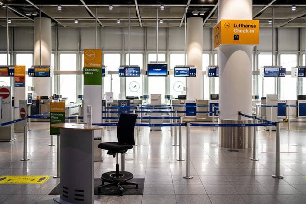 Düsseldorf Airport Düsseldorf, 18 04 2020 Empty departure hall Lufthansa Check in counter Düsseldorf Airport