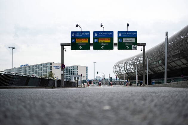 Düsseldorf Airport Düsseldorf, 18 04 2020 deserted departure area streets are as empty as a sweep Düsseldorf Airport