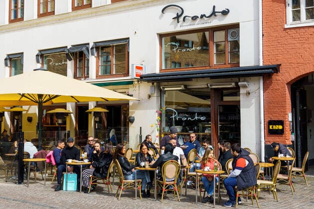 200418 People sitting in the sun at an outdoor restaurant at the Lilla Torg square, as the coronavirus, COVID 19, outbreak continues on 18 april 2020 i Malmö, Sweden,  Copyright: LUDVIGxTHUNMAN 47199252st