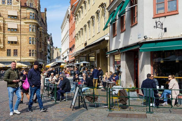 200418 People sitting in the sun at an outdoor restaurant at the Lilla Torg square, as the coronavirus, COVID 19, outbreak continues on 18 april 2020 i Malmö, Sweden,  Copyright: LUDVIGxTHUNMAN 47199256st