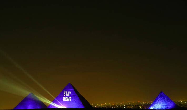Bilder des Jahres 2020, News 04 April News Themen der Woche KW16 News Bilder des Tages (200418) -- GIZA (EGYPT), April 18, 2020 (Xinhua) -- One of the Giza pyramids is illuminated with words STAY HOME during the World Heritage Day amid the COVID-19 pandemic in Giza, Egypt, on April 18, 2020. Egypt reported on Saturday 188 new COVID-19 cases, the highest daily increase, bringing the number of confirmed positive cases in the country to 3,032. (Xinhua Ahmed Gomaa) EGYPT-GIZA-PYRAMIDS-COVID-19-WORLD HERITAGE DAY-ILLUMINATION 