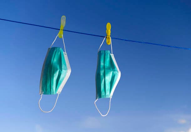 19 04 2020, symbolic picture, corona crisis, mouthguards can be washed, dried and reused Two copies hang on a clothesline 19 04 2020, corona crisis mouthguard 19 04 2020, corona crisis mouthguard