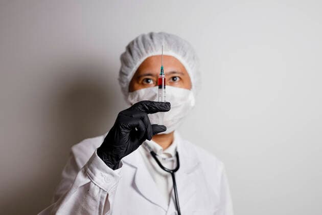 A virologist poses with a syringe for vaccination against the corona virus Symbol photo with model Foto:xC.xHardtx xFuturexImage