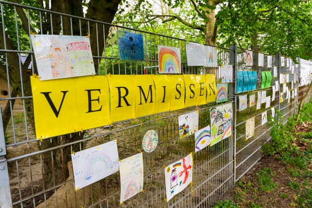 Closed municipal day care center Am Mühlenbruch in Essen, educators have hung self-painted pictures of the children on a fence of the day care center with the slogan We miss you, effects of the corona crisis in Germany,