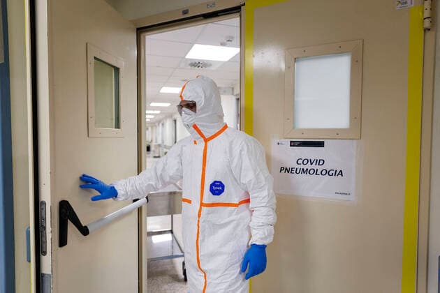 April 19, 2020, Roma, Roma, Italy: Medical staff work in an intensive care unit (ICU) in the Covid department at the Filippo Neri hospital in Roma...The Italian Government is still adopting the measure of a national lockout by closing all activities, except for essential services in an attempt to fight Coronavirus Roma Italy - ZUMAt147 20200419_zip_t147_012 Copyright: xMatteoxTrevisanx
