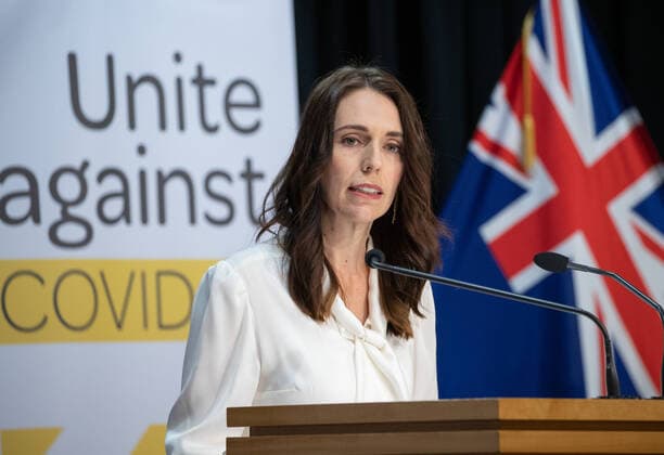 News Themen der Woche KW17 (200420) -- WELLINGTON, April 20, 2020 (Xinhua) -- New Zealand s Prime Minister Jacinda Ardern speaks at a press conference on COVID-19 in Wellington, New Zealand, April 20, 2020. New Zealand will move from COVID-19 Alert Level 4 to Alert Level 3 at 11:59 p.m. on April 27, Prime Minister Jacinda Ardern said on Monday. The country will stay in Alert Level 3 for two weeks before a further review and Alert Level decision on May 11, Ardern said at a press conference. (Mark Mitchell NZME Pool via Xinhua) NEW ZEALAND-WELLINGTON-COVID-19-ALERT 