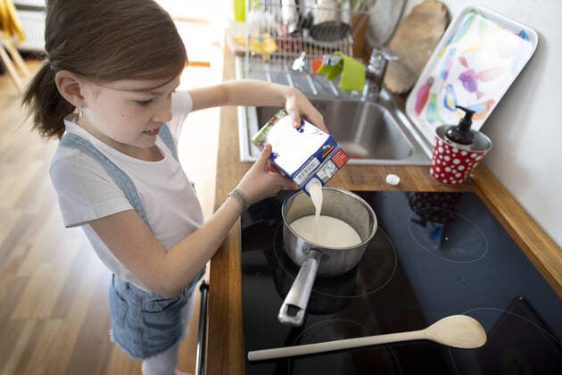 Topic Child prepares a meal alone to Bonn Germany Copyright: xUtexGrabowsky photothek.netx