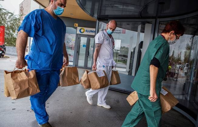 Health workers from Bellvitge Hospital receive bags with food delivered by the volunteers of Accion Planetaria NGO in Barcelona, Catalonia, Spain, 20 April 2020. The volunteers of the NGO prepare and deliver food collected by donations from restaurants and food companied for the health workers. Spain is under a lockdown to avoid the spreading of pandemic of the COVID-19 disease caused by the SARS-CoV-2 coronavirus. Accion Planetaria NGO delivers food for health workers in Barcelona !ACHTUNG: NUR REDAKTIONELLE NUTZUNG!  Copyright: xEnricxFontcubertax GRAFCAT5211 20200420-637229901018733385
