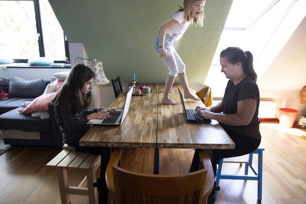 Topic Home Office Child goes over tables and benches Bonn Germany Copyright: xUtexGrabowsky photothek.netx