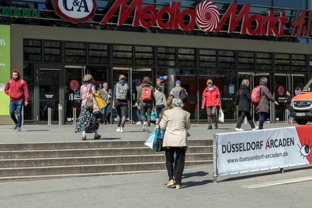In best shopping weather, the shops have reopened gradually relaxing measures to combat the coronavirus pandemic district center Bilk, the Düsseldorf Arkaden