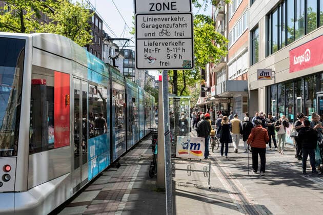 In best shopping weather, the shops have reopened gradually relaxing measures to combat the coronavirus pandemic shopping mall Nordstraße in Düsseldorf