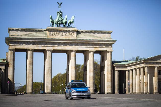 A police car is parked in front of the Brandenburg Gate in Berlin, 20 04 2020 Due to the spread of the coronavirus there are contact restrictions throughout Germany Berlin Germany Copyright: xFlorianxGaertner photothek.netx