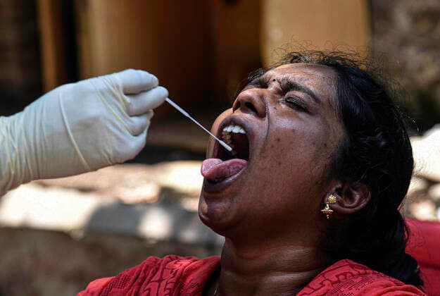 (200420) -- MUMBAI, April 20, 2020 (Xinhua) -- A woman receives a novel coronavirus test at Dharavi, Asia s largest slum, in Mumbai, India, April 16, 2020. (Str Xinhua) INDIA-MUMBAI-DHARAVI SLUM-CORONAVIRUS TEST 