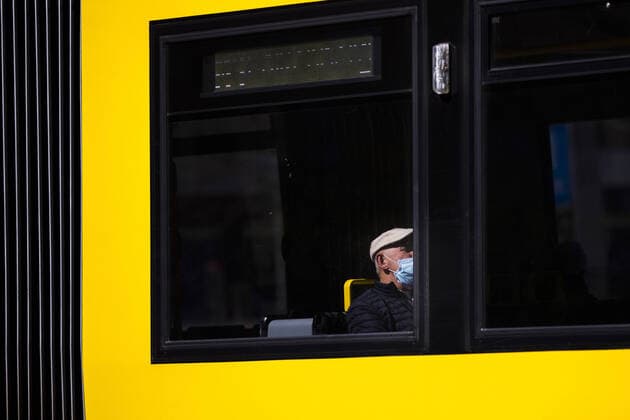 A man with a mouthguard in a tram, taken in Berlin, 20 04 2020 Discussions about a possible obligation to wear a mask due to the Corona Pandemic are taking place all over Germany Saxony meanwhile introduced an obligation to wear a mask in public transport and when shopping Berlin Germany Copyright: xFlorianxGaertner photothek.netx