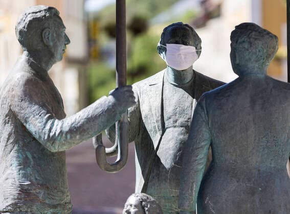Germany, , , , 20 04 2020, Presse, COVID 19 The obligation to wear mouthguards in Bavaria is coming Bild In Bavaria, masks will be mandatory starting next week This was announced today by State Premier Markus Soeder Almost all shops are still closed Copyright: HMBxMedia OliverxMueller