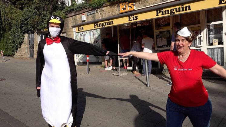 1 opening day Ice cream parlor Pinguin Security Penguin checks distance rule in the big long queue of the ice cream hungry The ice cream parlor Pinguin in Stuttgart at the Eugensplatz is a very well known address On 1 openi Copyright: 7aktuell.dex xAlexanderxHald