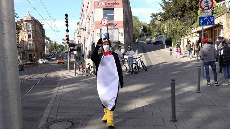 1 opening day Ice cream parlor Pinguin Security Penguin checks distance rule in the big long queue of the ice cream hungry The ice cream parlor Pinguin in Stuttgart at the Eugensplatz is a very well known address On 1 openi Copyright: 7aktuell.dex xAlexanderxHald