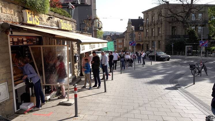 1 opening day Ice cream parlor Pinguin Security Penguin checks distance rule in the big long queue of the ice cream hungry The ice cream parlor Pinguin in Stuttgart at the Eugensplatz is a very well known address On 1 openi Copyright: 7aktuell.dex xAlexanderxHald