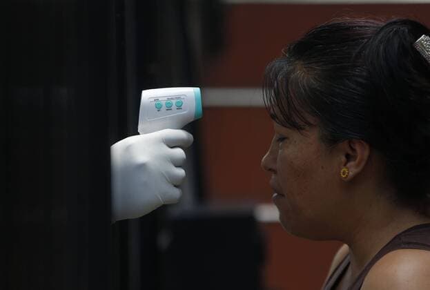 News Bilder des Tages A health worker takes the temperature to a woman as part of a campaign against the coronavirus disease, in Cali, Colombia, 20 April 2020. Cali s Secretariat of Health has identified in the city eigth zones with high risk of contagio with coronavirus, there holds a campaing to detecting COVID-19. Campaign against the prevention of coronavirus diseasecin Cali !ACHTUNG: NUR REDAKTIONELLE NUTZUNG!  Copyright: xERNESTOxGUZMANxJRx AME4080 20200420-637230191977891490