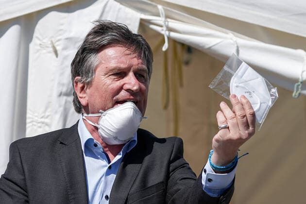 Manfred Lucha Manne Lucha, Minister for Social Affairs and Integration, Bündnis 90 At the handover, the Green Party inspects a high-quality FFP2 face mask intended for medical use, high quality, distribution centre in the fire station, Corona, Corona crisis, symbol photo, symbol image, symbol, symbolic handover, xozx