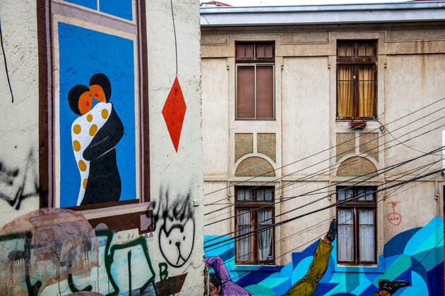 IMAGO Creative: NGO, Kunst im öffentlichen Raum und Kulturinitiativen Colorful graffiti street art adorns the walls and buildings of Valparaiso, Chile. Valparaiso Valparaiso Chile Copyright: xEdwinxRemsbergx xVWPicsx ERE-remsberg_19062977449