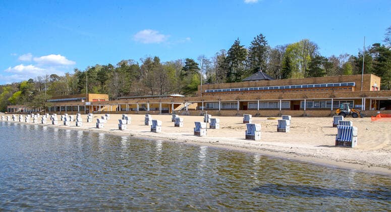 Strandbad Wannsee closed Berlin, 17 04 2020, Strandbad Wannsee remains closed to contain the coronavirus Strandkoerbe stand abandoned on deserted beach Berlin Berlin Germany Strandbad Wannsee