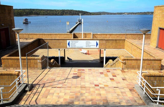 Strandbad Wannsee closed Berlin, 17 04 2020, Strandbad Wannsee remains closed to contain the coronavirus Stairway access to the beach is deserted Berlin Berlin Germany Strandbad Wannsee