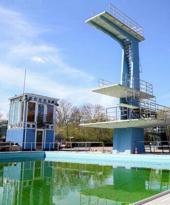 Columbia pool closed Berlin, 17 04 2020, summer pool Neukoelln remains closed to contain the coronavirus Swimming pool and diving tower are deserted Berlin Berlin Germany Columbiadamm
