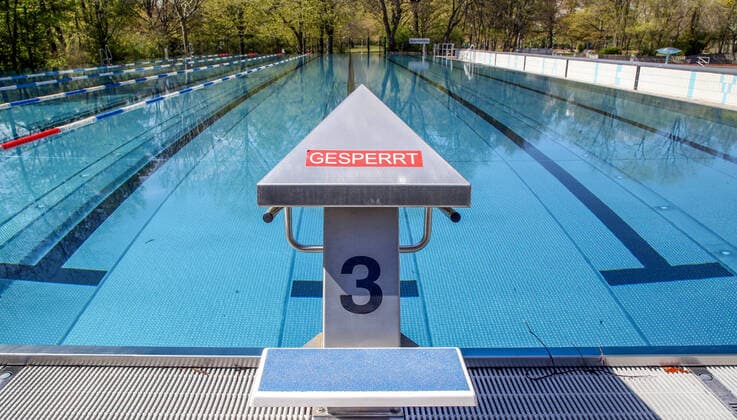 Columbia pool closed Berlin, 17 04 2020, summer pool Neukoelln remains closed to contain the coronavirus Water and blocks at the sports pool are closed deserted Berlin Berlin Germany Columbiadamm