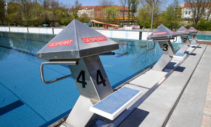 Columbia pool closed Berlin, 17 04 2020, summer pool Neukoelln remains closed to contain the coronavirus Water and blocks at the sports pool are closed deserted Berlin Berlin Germany Columbiadamm