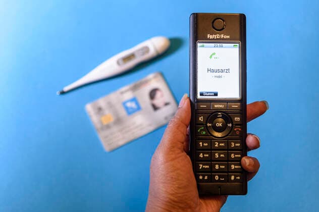 Krankschreibungen wegen Erkältungen sollen in der Corona-Krise nun doch weiterhin auch per Telefon möglich sein. Das teilte der Vorsitzende des Gemeinsamen Bundesausschusses im Gesundheitswesen (G-BA), Josef Hecken, mit. Die Sonderregelung sollte eigentlich auslaufen, werde nun aber doch noch einmal bis vorerst 4. Mai verlängert. *** In the Corona crisis, sick leave due to colds should continue to be possible by telephone, the chairman of the Joint Federal Committee on Health Care G BA, Josef Hecken, announced The special regulation was supposed to expire, but is now extended again until 4 May Foto:xD.xAnoraganingrumx xFuturexImage