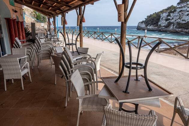 View of a closed bar s terrace by a beach in Manacor, Majorca island, eastern Spain, 21 April 2020. Tourist sector businessmen asked Government for a de-escalation schelude amid coronavirus lockdown to determinate if it will be possible to open their business next summer. Spain is under a lockdown to avoid the spreading of pandemic of the COVID-19 disease caused by the SARS-CoV-2 coronavirus. Catastrophic year for tourist sector amid coronavirus outbreak !ACHTUNG: NUR REDAKTIONELLE NUTZUNG!  Copyright: xCATIxCLADERAx GRAF3626 20200421-637230789876692191