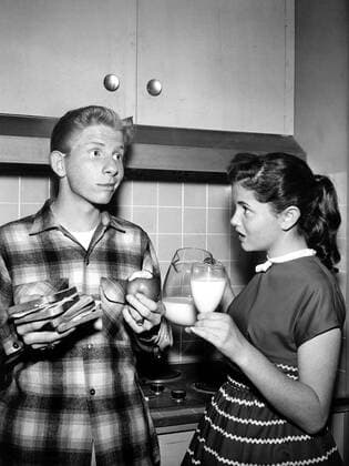 BACHELOR FATHER, Jimmy Boyd, Noreen Corcoran, 1957-1962, 1958 episode Courtesy Everett Collection !ACHTUNG AUFNAHMEDATUM GESCHÃ„TZT! PUBLICATIONXNOTxINxCANxCHNxFRAxITAxJPNxNORxPOLxRUSxESPxUKxUSA Copyright: xCourtesyxEverettxCollectionx TBDBAFA EC010