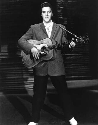 THE ED SULLIVAN SHOW, Elvis Presley, aired October 28, 1956 Courtesy Everett Collection !ACHTUNG AUFNAHMEDATUM GESCHÃ„TZT! PUBLICATIONXNOTxINxCANxCHNxFRAxITAxJPNxNORxPOLxRUSxESPxUKxUSA Copyright: xCourtesyxEverettxCollectionx TBDEDSU EC115
