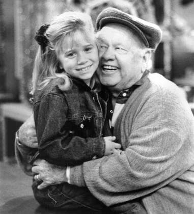 FULL HOUSE, (from left): Mary Kate Ashley Olsen, Mickey Rooney, Arrest Ye Merry Gentlemen , (Season 8, aired Dec. 13, 1994), 1987-95. Lorimer Televison Courtesy: Everett Collection Lorimar Film Entertainment Courtesy Everett Collection !ACHTUNG AUFNAHMEDATUM GESCHÃ„TZT! PUBLICATIONXNOTxINxCANxCHNxFRAxITAxJPNxNORxPOLxRUSxESPxUKxUSA Copyright: xLorimarxFilmxEntertainment CourtesyxEverettxCollectionx TBDFUHO EC021