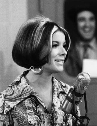 THE JIM NABORS HOUR, Vikki Carr, Jim Nabors (background), (episode aired January 29, 1970), 1969-71 Courtesy Everett Collection !ACHTUNG AUFNAHMEDATUM GESCHÃ„TZT! PUBLICATIONXNOTxINxCANxCHNxFRAxITAxJPNxNORxPOLxRUSxESPxUKxUSA Copyright: xCourtesyxEverettxCollectionx TBDJINA EC010