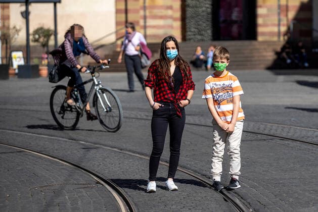 Wuerzburg, City, 21 04 2020, Coronavirus Mandatory masks in Bavaria from 27 4 2020 Picture When shopping and on public transport, people in Bavaria should preferably wear a mouth and nose cover from now on, from 27 4 2020 it is mandatory Also for children from 7 years of age mandatory masks Copyright: HMBxMedia xHeikoxBecker